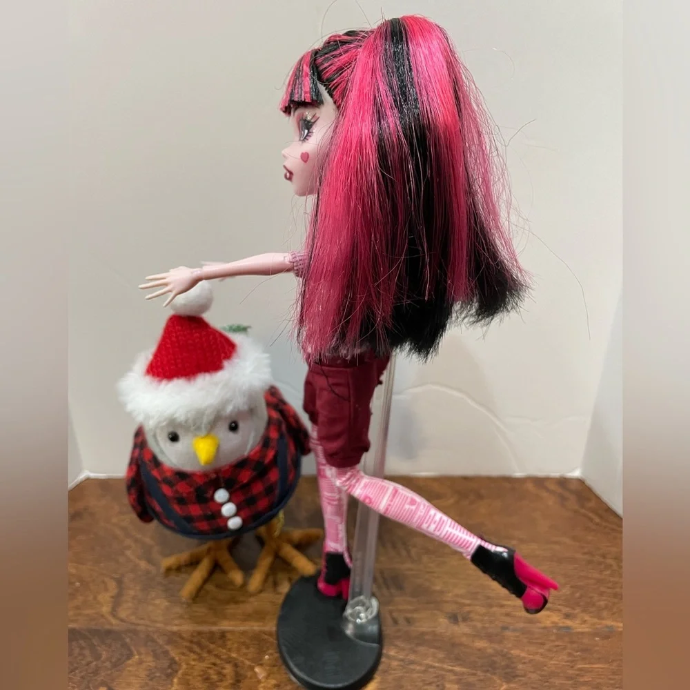 Monster High Draculaura Forbitten Love Doll In The Newspaper Club Outfit - Picture 4 of 16